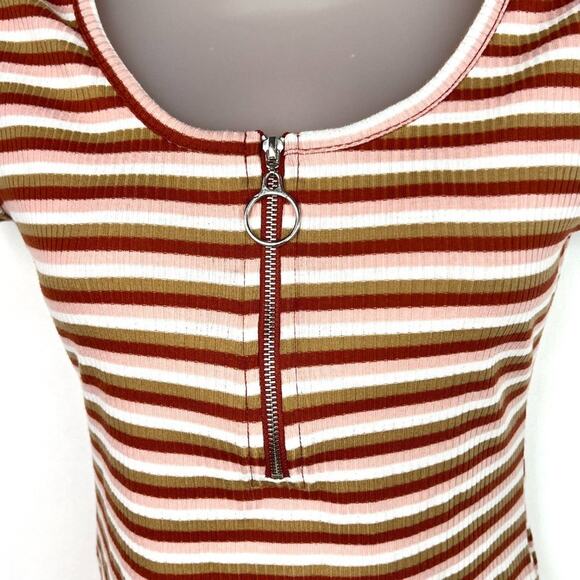 Belle Du Jour Stripe O-Ring Zipper Crop Top - Picture 2 of 8